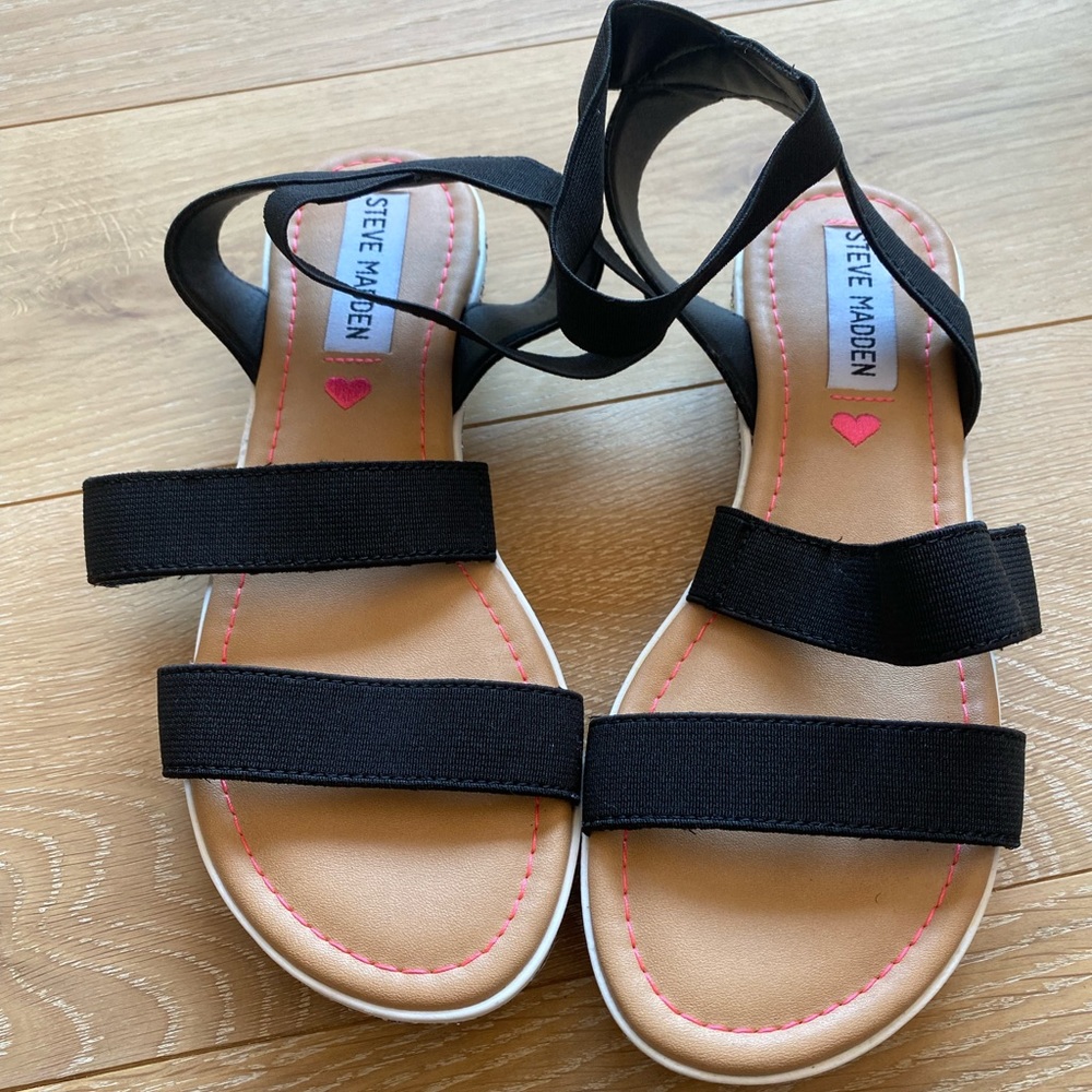 Steve Madden black girls sandals never worn.